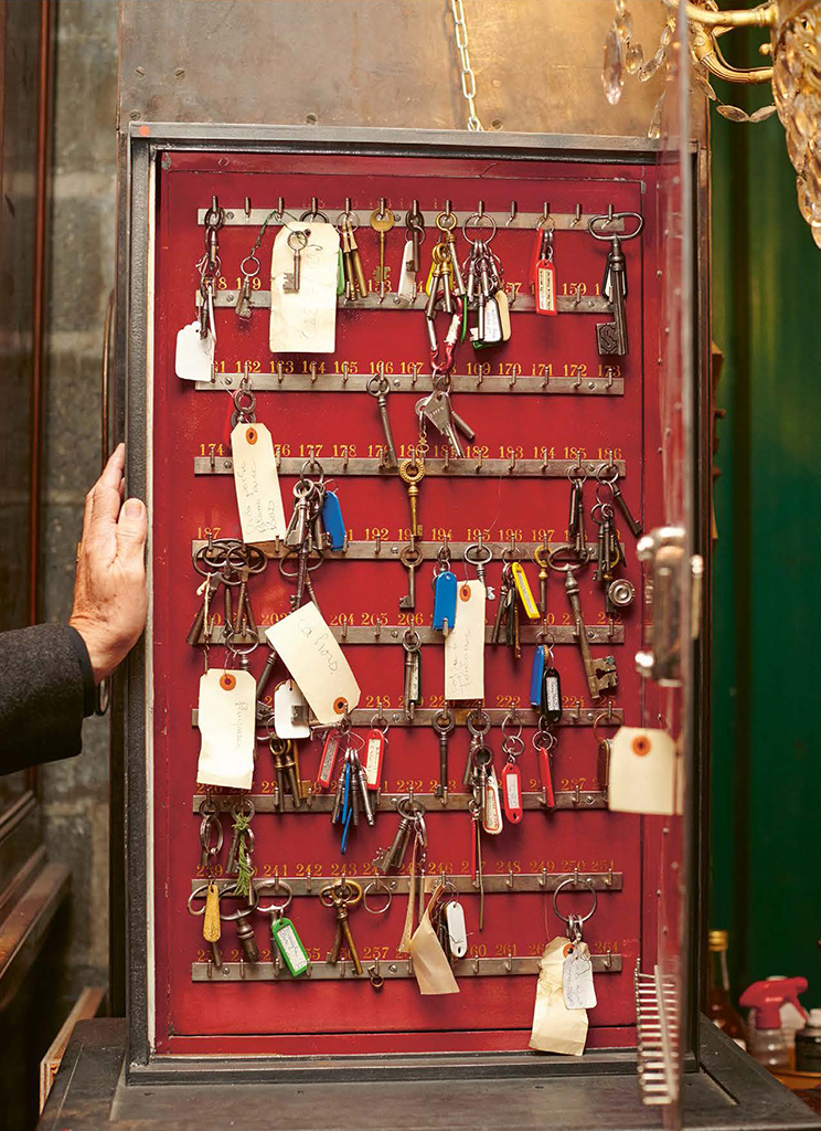 the-paris-flea-market-insider-secrets-to-shop-like-pharrell-and-jacquemus-7