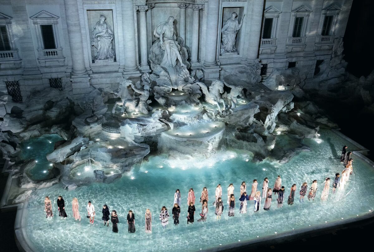 Fendi’s FW2017 trevi fountain rome fashion show on water